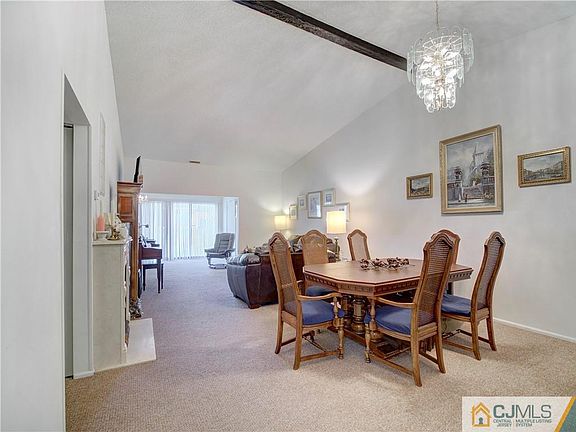 4th image of 247 Wycoff Way W