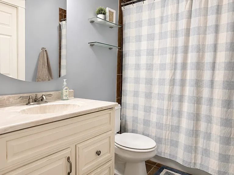 410 E 3rd St #1 — Photo 8
