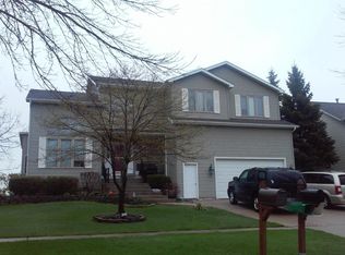 405 Red Rock Dr, Lindenhurst, IL 60046
