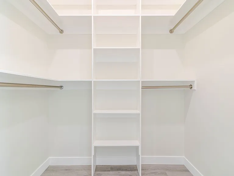 10654 Nassau Ave — Photo 20