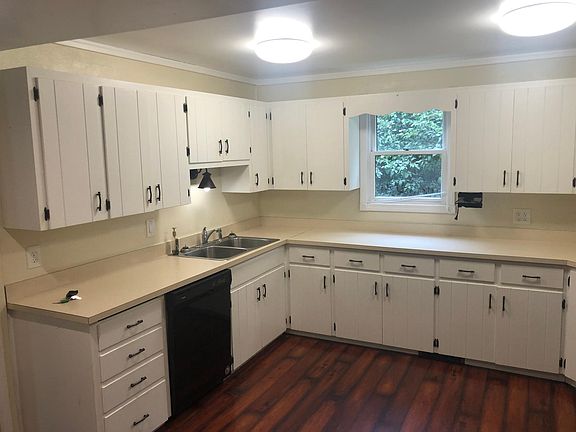 Pretty kitchen with updated appliances