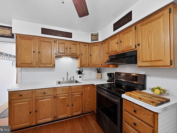 5th image of 132 E 3rd Ave