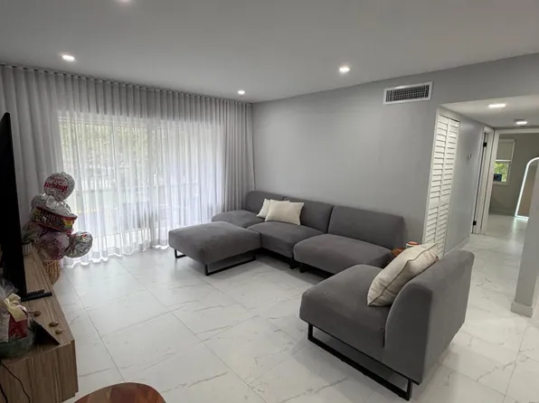21 Jacaranda Country Club Dr #224, Plantation, FL 33324