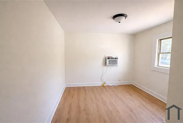 1941 Evergreen St — Photo 3