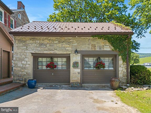 2nd image of 2877 Yellow Springs Dr