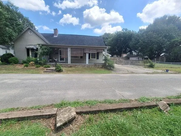 507 N Elm St, Cherryville, NC 28021
