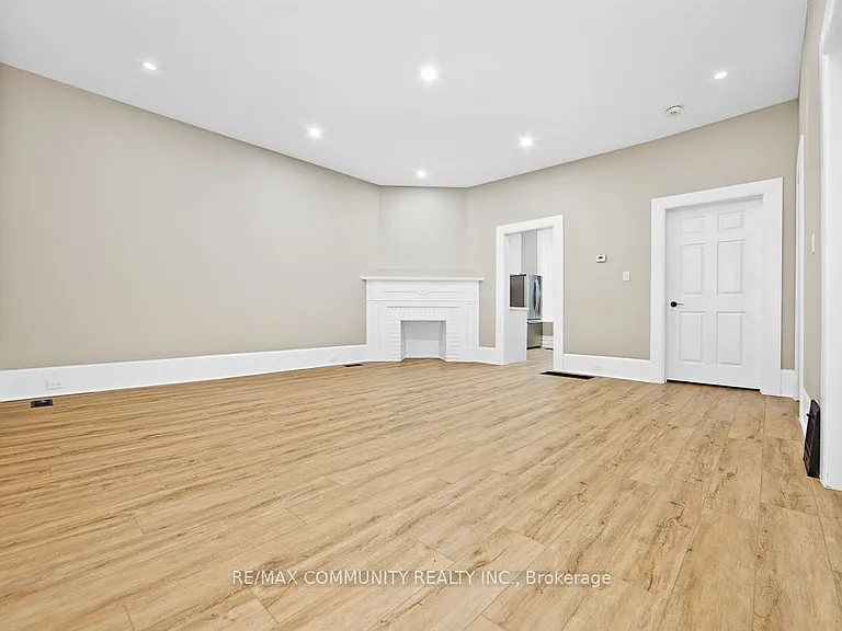 1130 King St E #1 — Photo 8