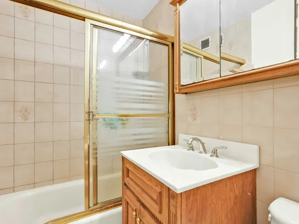 61-20 Grand Central Parkway image 18 of 24