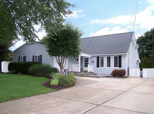 36 Normandy Dr, Holbrook, NY 11741