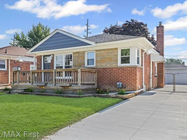 29924 Taylor St, Saint Clair Shores, MI 48082