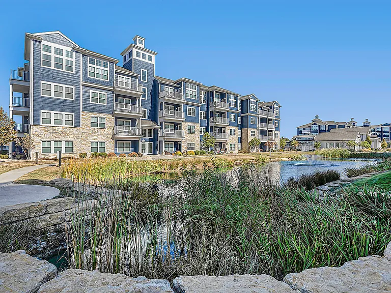 Village West — Photo 30