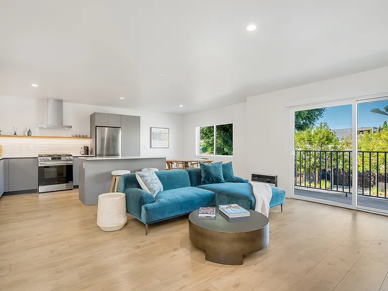 1422 Tamarind Ave — Photo 5