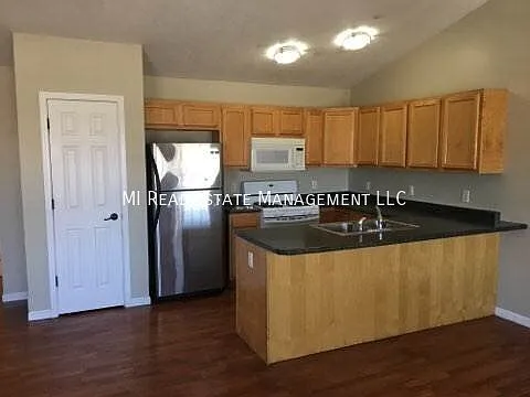 4 bed, 2.0 bath, 1800 sqft, $1,995 — Photo 2