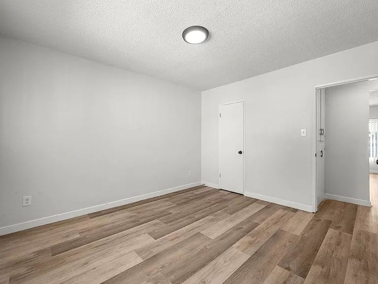 634 W 92nd St — Photo 27