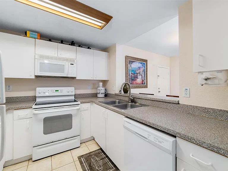2901 Riverside Dr #201 — Photo 1