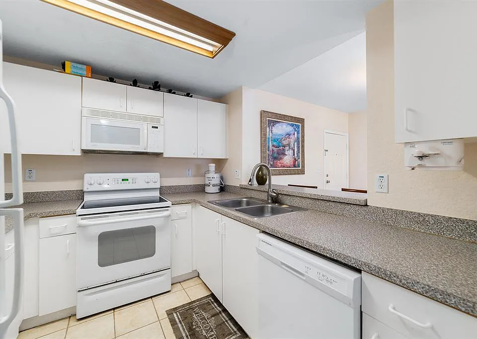 2901 Riverside Dr #201