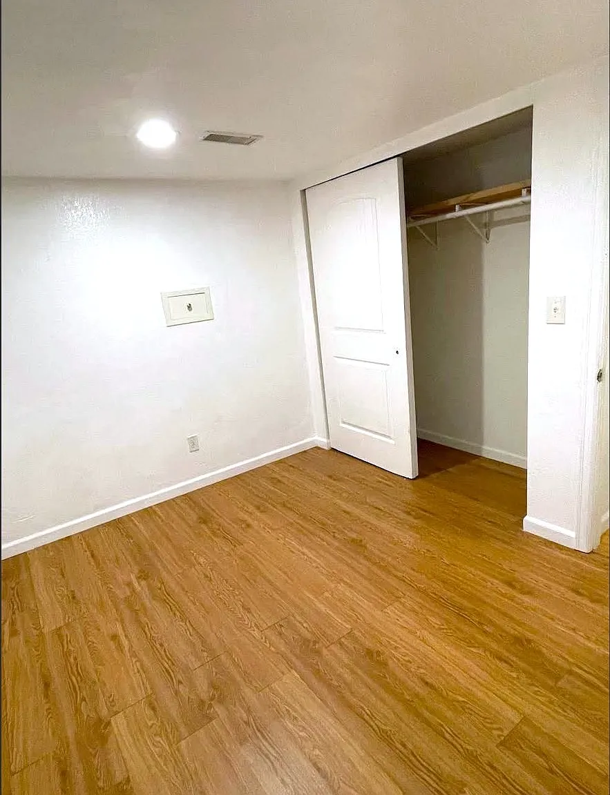 8 bed, 2770 sqft, $665 — Photo 2