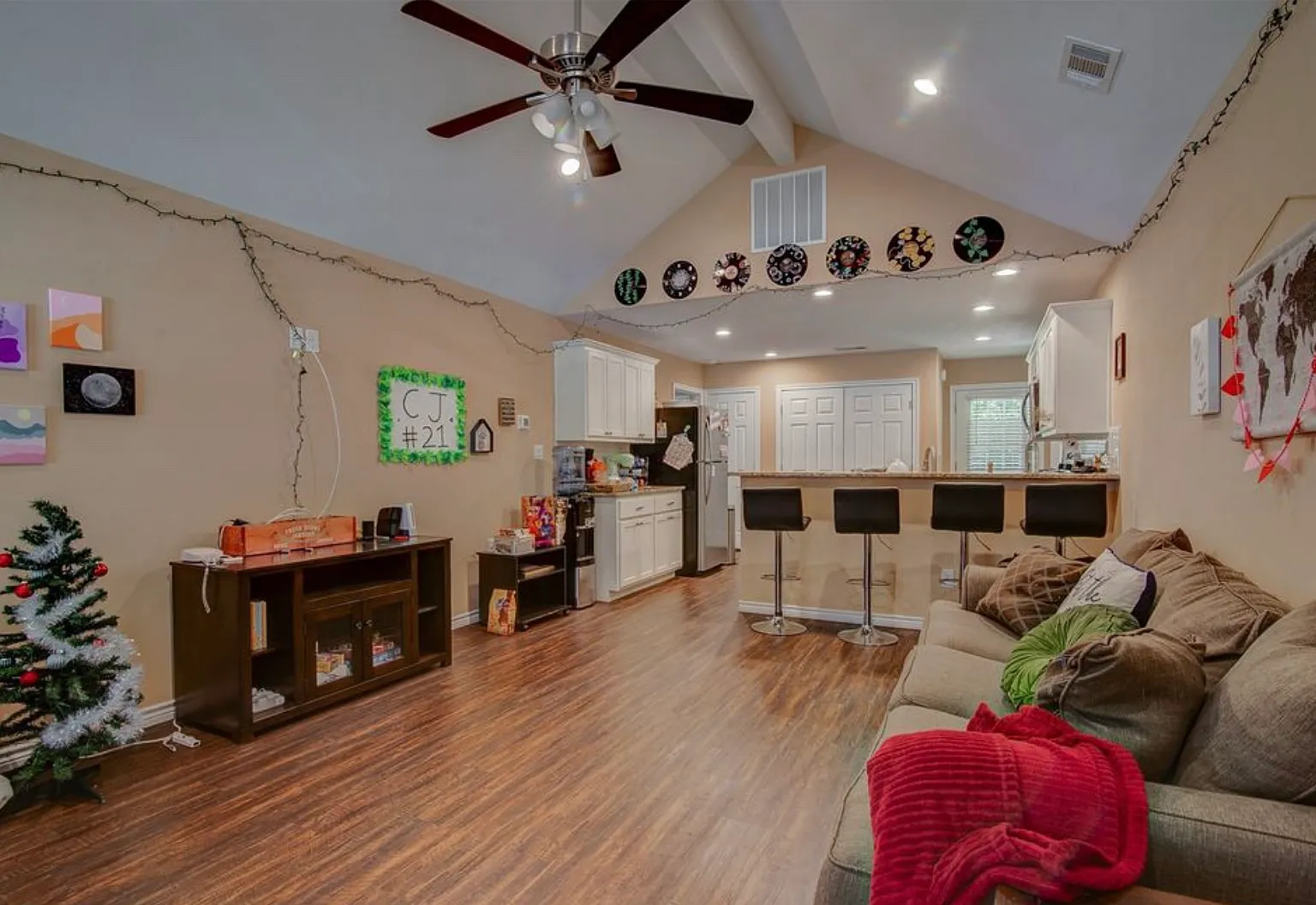 534 E Brockett St — Photo 3