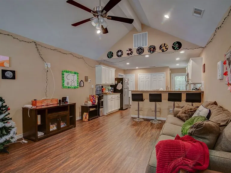 534 E Brockett St — Photo 3