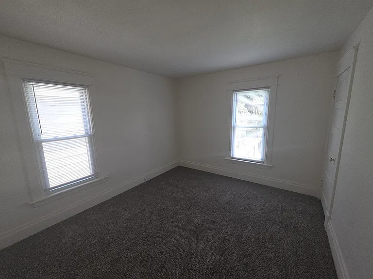 1061 W 7th St — Photo 11