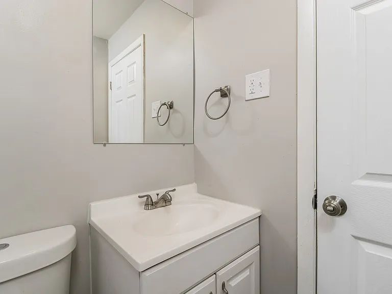 1421125_024_main_bathroom_13027415.jpg