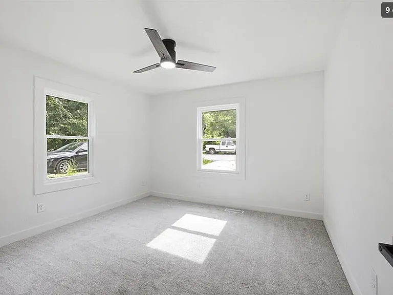2221 S Hawthorne Ave — Photo 3