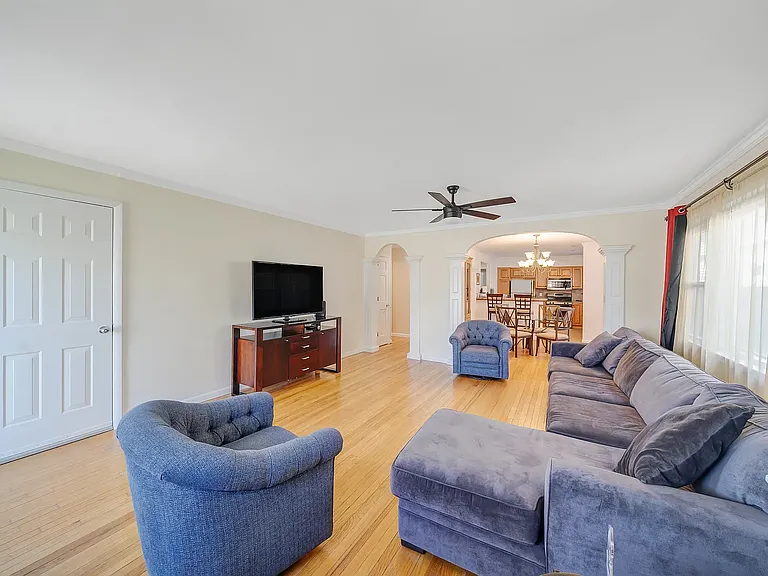 558 E Walnut St #1 — Photo 6