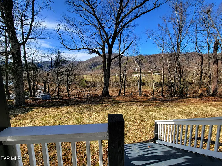 109 Carey Ln — Photo 8