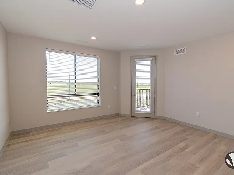 Chateau at Yankee Hill Apartments — Photo 38