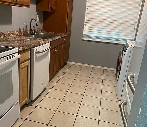 5th image of 2344 Yale Ave #A