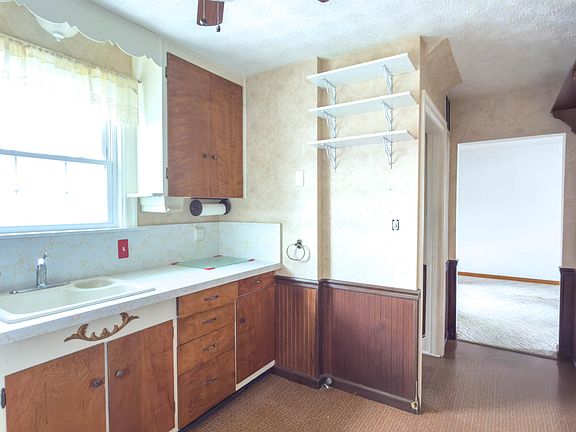 2nd image of 820 W 1st St