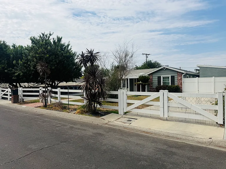4229 W Regent Dr — Photo 2