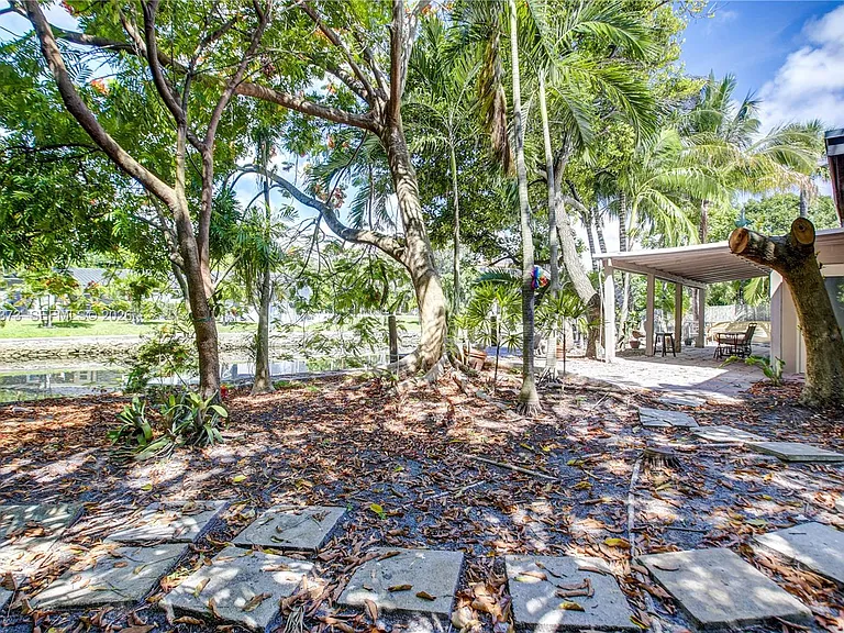 616 SW 11th Ct — Photo 42