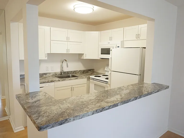 50 Canterbury Dr E #B — Photo 3