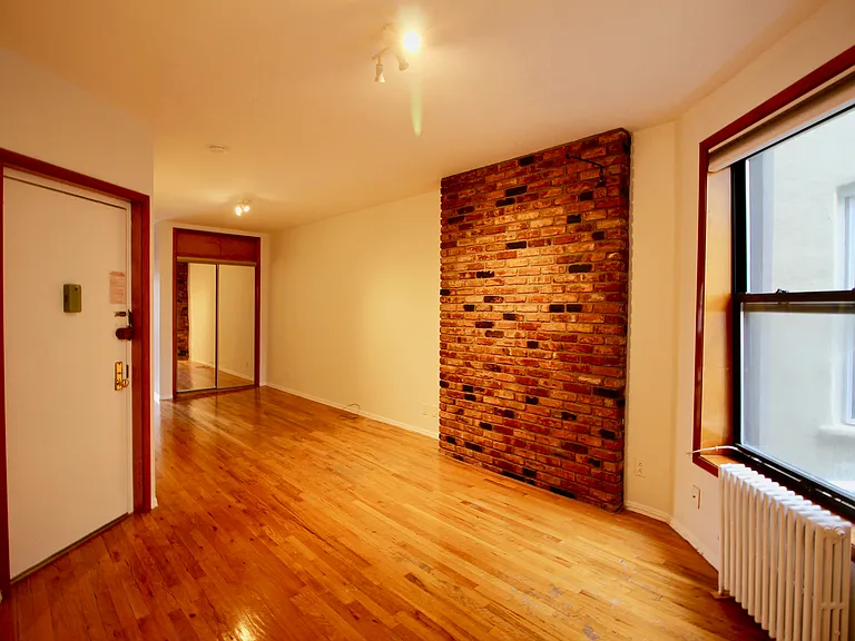 83 N Henry St #3L — Photo 4