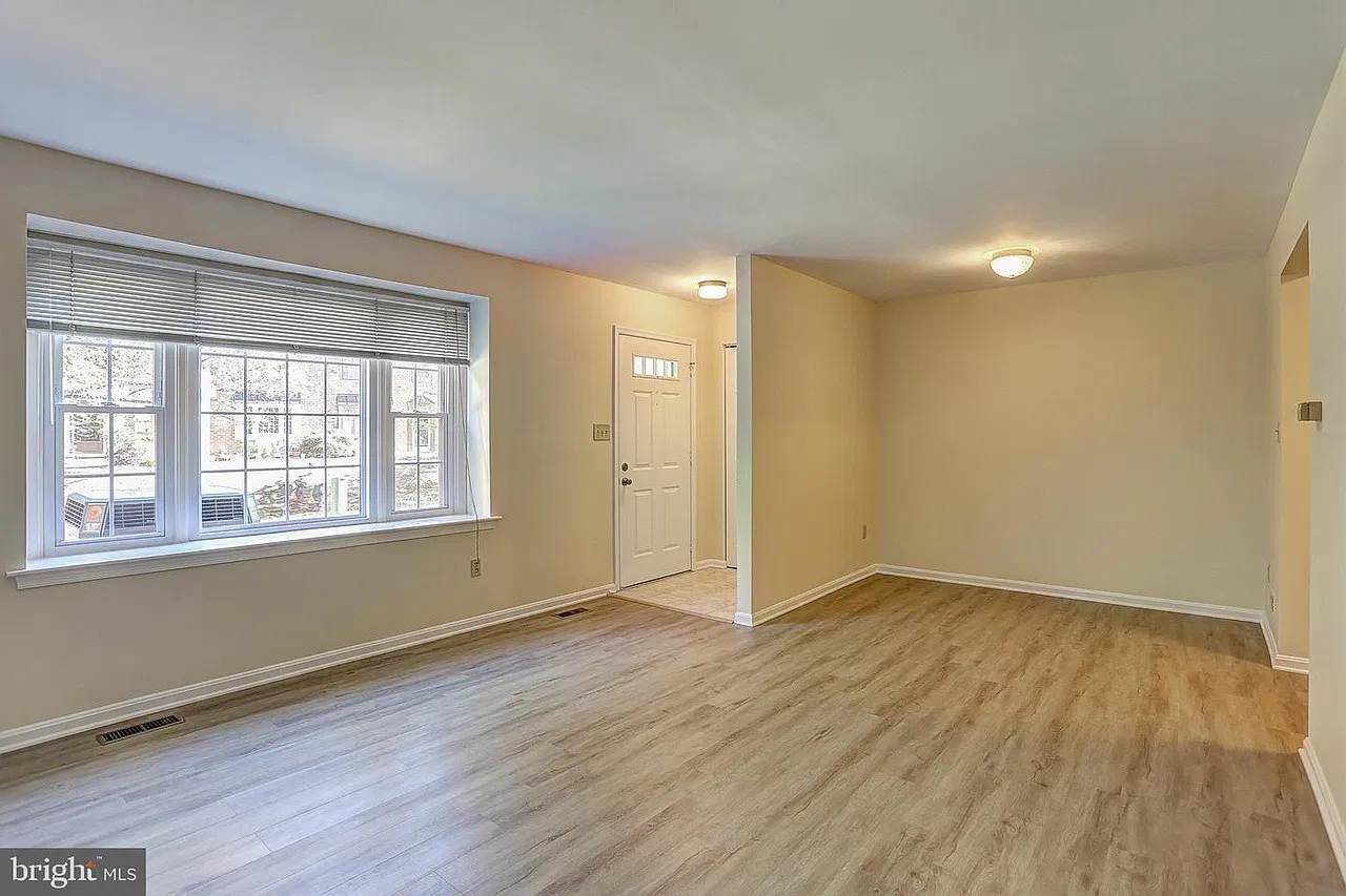 2 bed, 1050 sqft, $2,100 — Photo 2