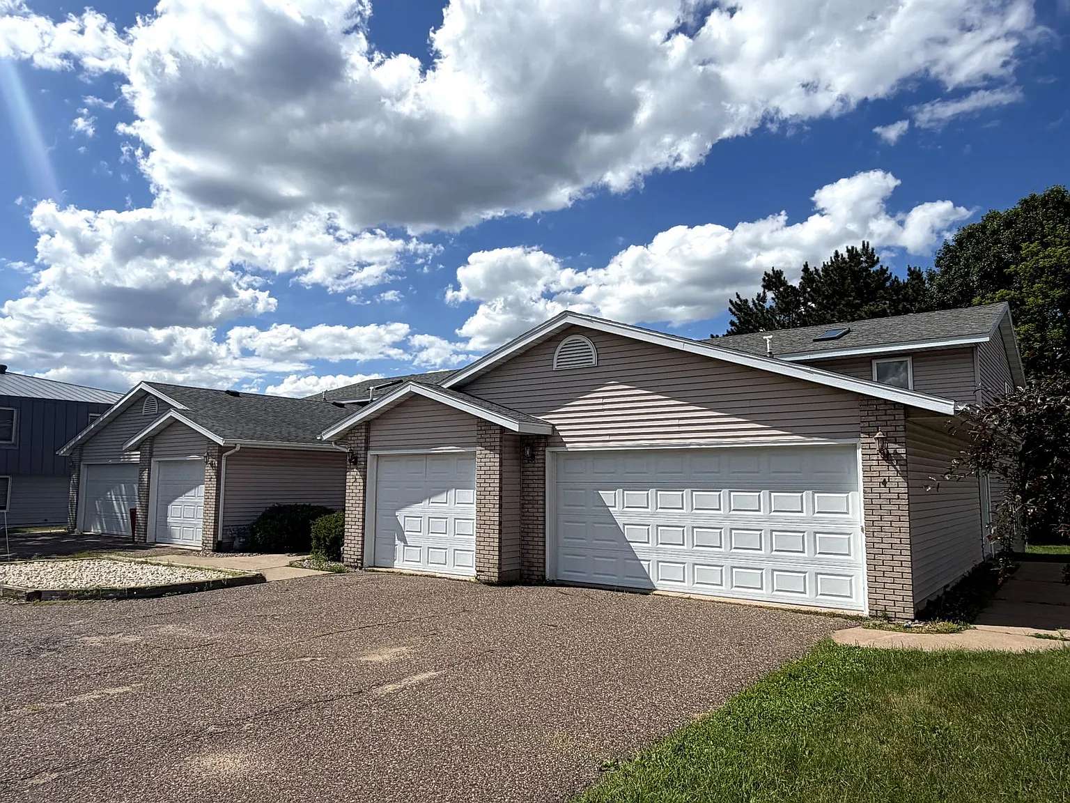 1050 W Hamilton Avenue — Photo 3