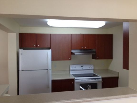 Kitchen with eating bar