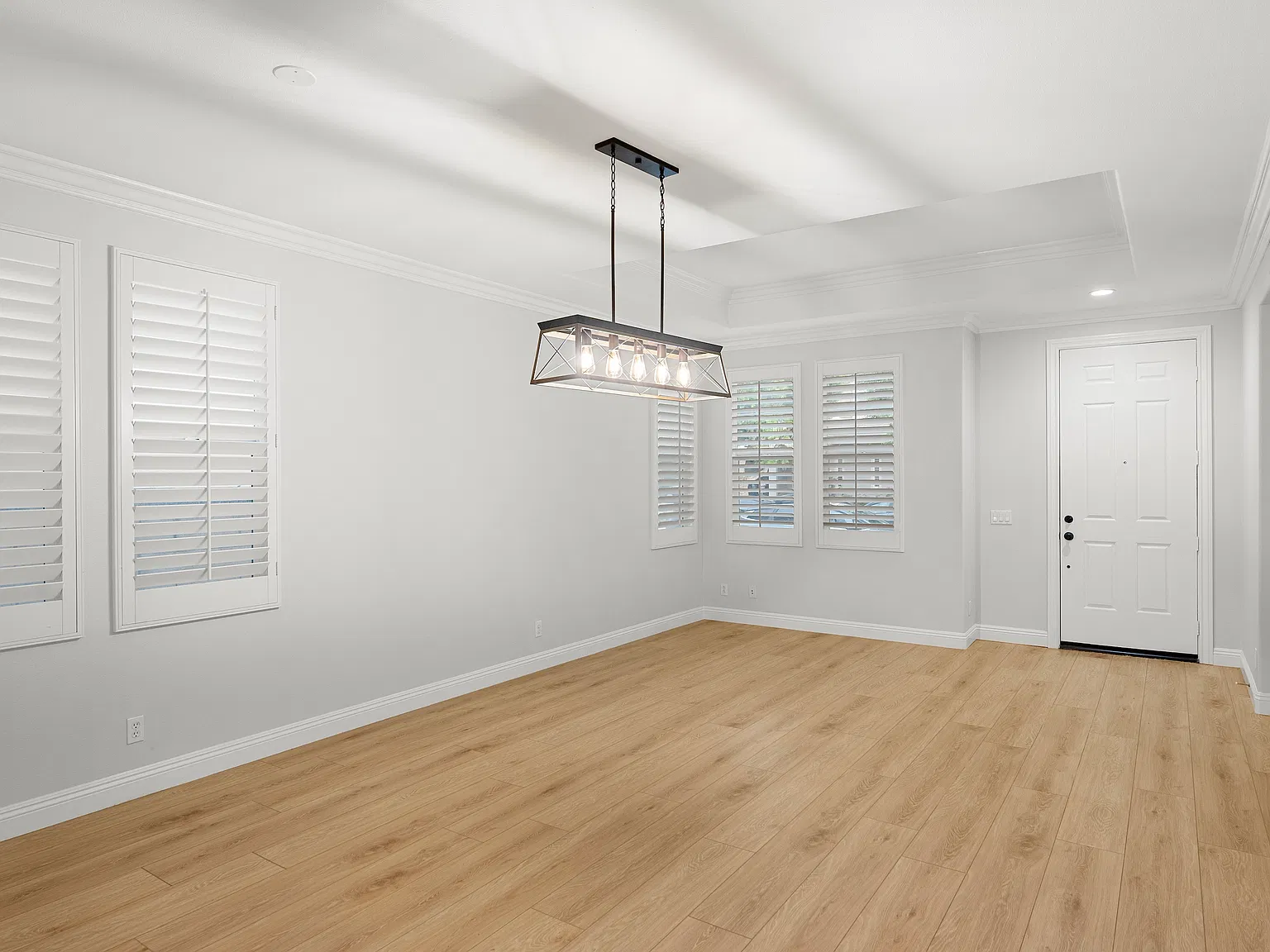 4 bed, 2356 sqft, $5,600 — Photo 2