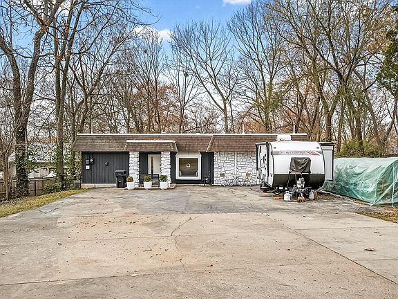 3rd image of 3555 S Mentor Avenue