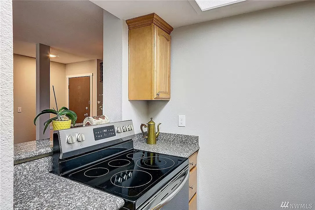 2 bed, 1.5 bath, 955 sqft, $2,085 — Photo 3