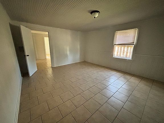 5th image of 302 Convent St