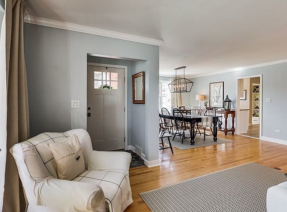 4th image of 275 E Crescent Ave