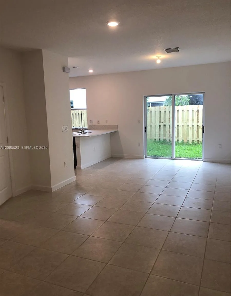 Keys Gate Residential — Photo 2