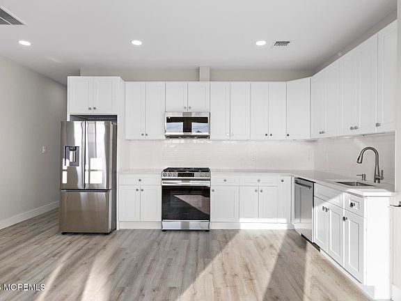 3rd image of 233 Dupont Ave #2