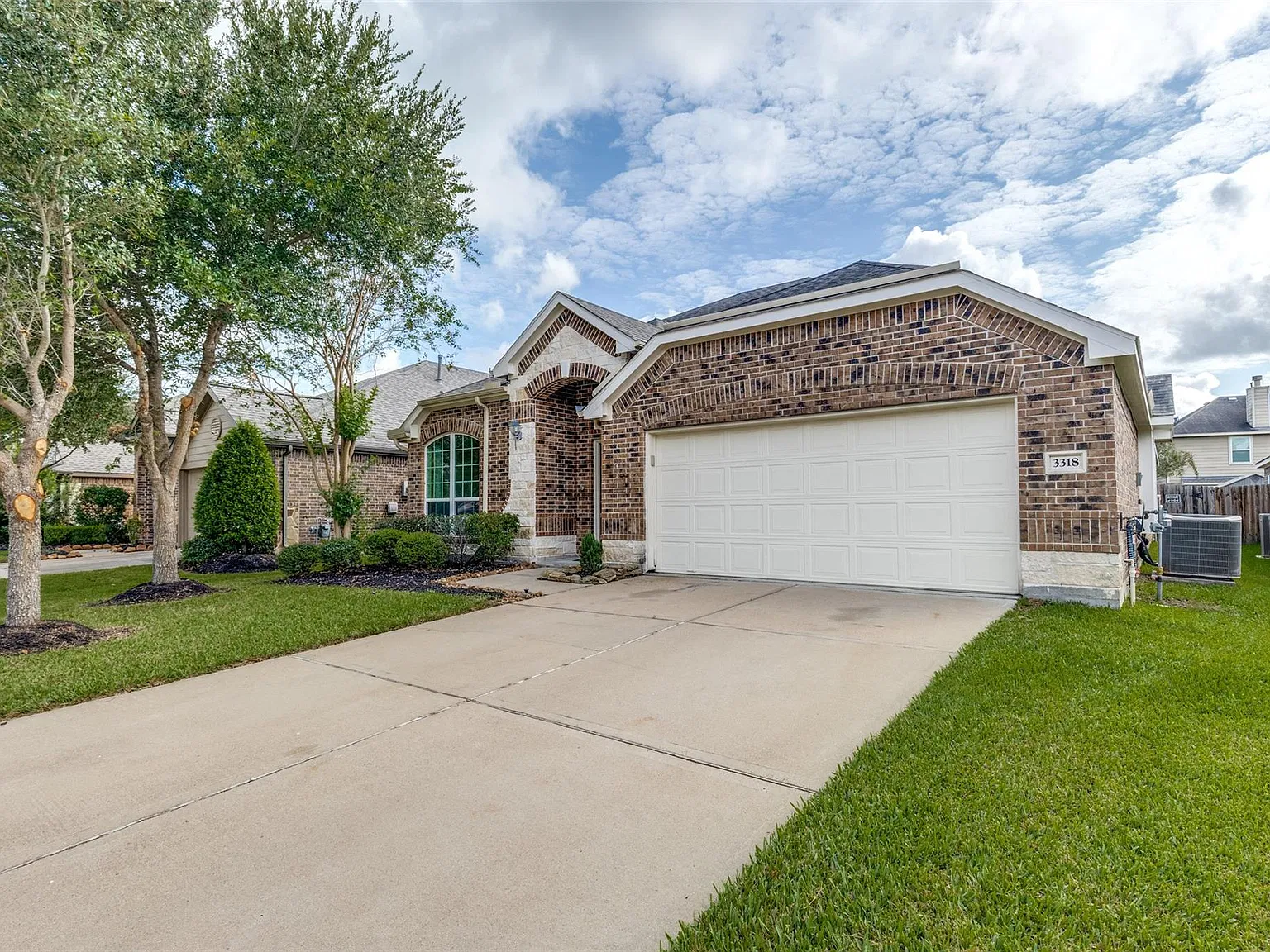 4 bed, 2.0 bath, 2295 sqft, $2,400 — Photo 2