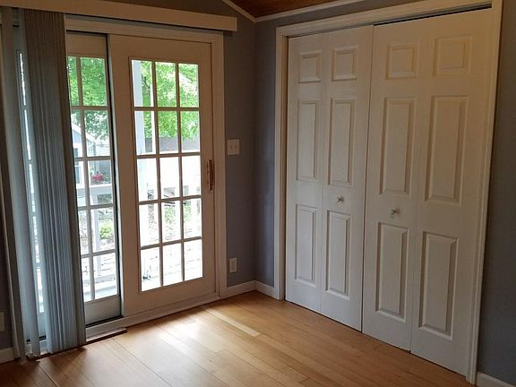 Master suite w balcony, big closet