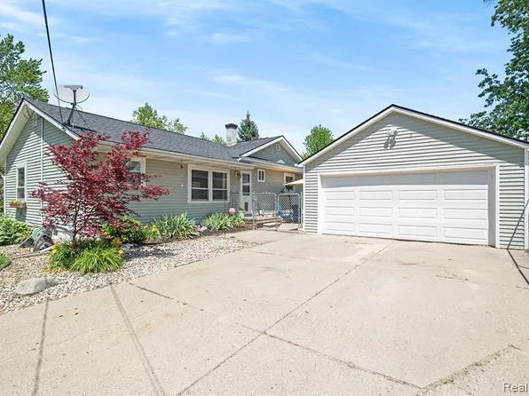 8493 Chelmsford Dr, Swartz Creek, MI 48473