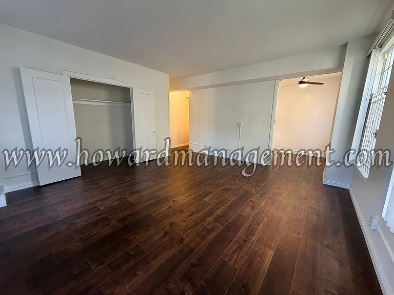 Wilshire Mediterranean Apartments — Photo 24