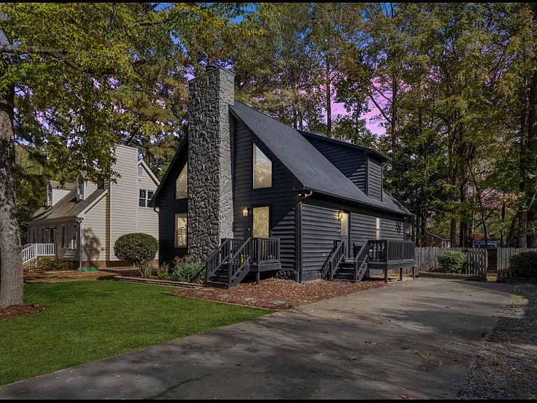 2718 Omah St — Photo 1